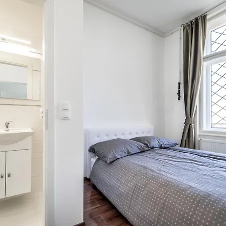 Opera Luxury Apartment *